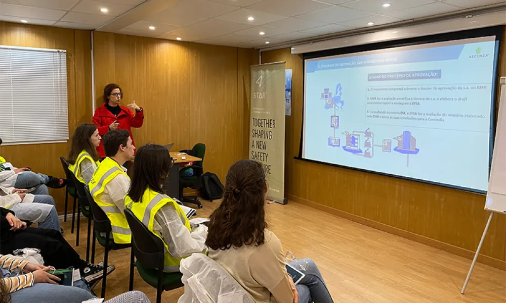 Maria João Narciso presenting about her the regulatory work at ASCENZA to técnico Students