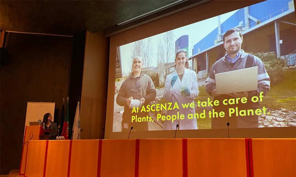 Inês Bernardo presenting about her life at ASCENZA to técnico Students