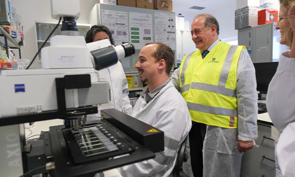 PORTUGUESE MINISTER OF THE ECONOMY AND THE SEA visiting ASCENZA'S FACTORY. In the image the minister António Costa Silva visiting a laboratory