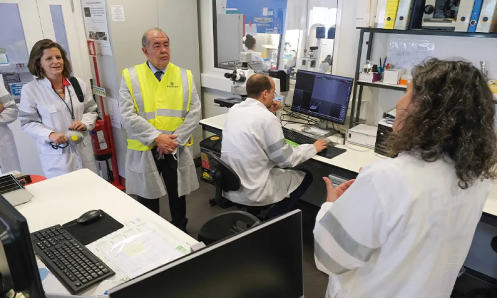 PORTUGUESE MINISTER OF THE ECONOMY AND THE SEA visiting ASCENZA'S FACTORY. In the image the minister António Costa Silva visiting a laboratory