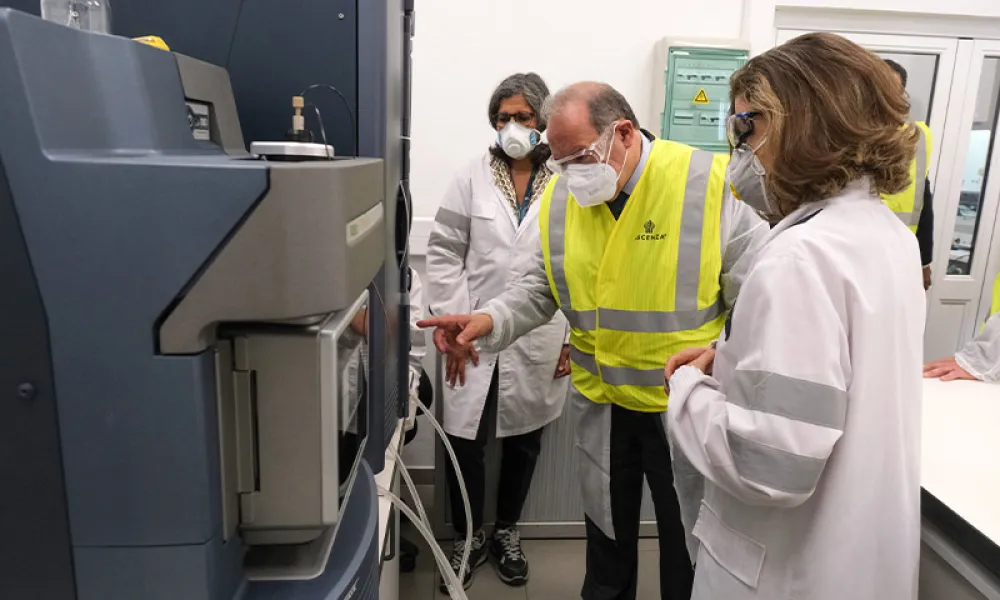 PORTUGUESE MINISTER OF THE ECONOMY AND THE SEA visiting ASCENZA'S FACTORY. In the image the minister António Costa Silva visiting a laboratory